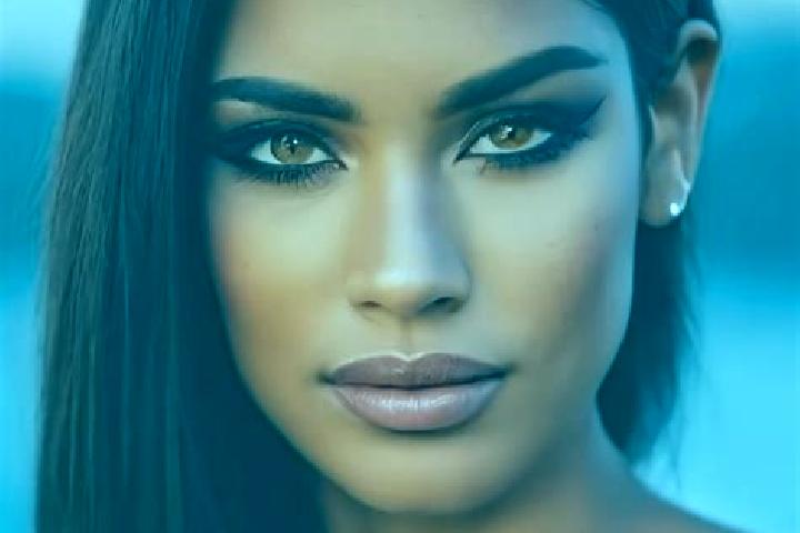 Luna, 28, a red amber-eyed latina companion based in Girards Hill. Offering OWO, Roleplay, Duos. Available for incall and outcall, day and evening dates.