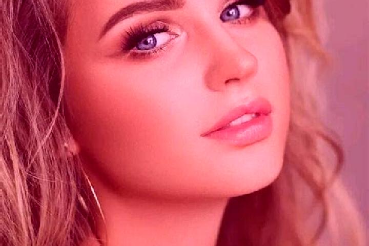 Luna, 29, a dark blonde blue-eyed mixed companion based in Monesties. Offering Travel Companion, Deep French Kissing, Duos, Massage, 69. Available for incall...