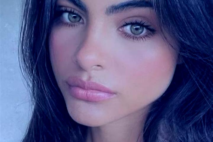 Madison, 27, a auburn dark-eyed indian companion based in Gununglimbangan. Offering Erotic Massage, Prostate Massage. Available for incall and outcall, overn...