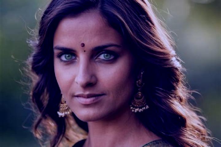 Maya, 20, a chestnut green-eyed indian companion based in Wamac. Offering Dinner Date, GFE, OWO, Massage. Available for incall and outcall, overnight booking...