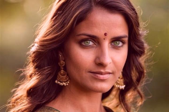 Maya, 23, a chestnut green-eyed indian companion based in Tuenno. Offering Massage, Fetish, Roleplay. Available for incall and outcall, day and evening dates.