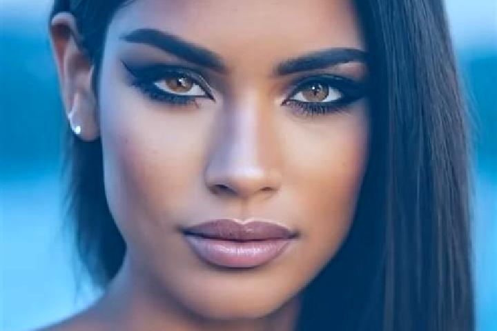 Maya, 25, a red grey-eyed latina companion based in Prunaru. Offering Travel Companion, Striptease, Tantra, Domination, GFE. Available for incall and outcall...