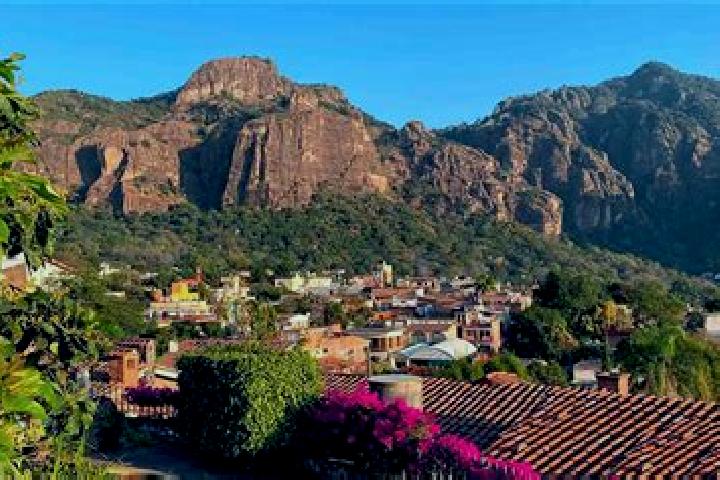 Maya, 35, a chestnut grey-eyed mediterranean companion based in Colonia Angel Bocanegra (Adolfo Lopez Mateos). Offering Travel Companion, Couples, Domination...