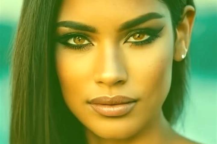 Mia, 25, a brunette hazel-eyed latina companion based in Navodari. Offering GFE, 69, Tantra. Available for incall and outcall, day and evening dates.