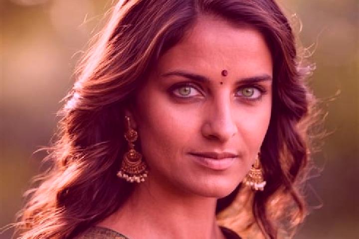 Mia, 27, a brunette green-eyed indian companion based in Tueri. Offering Party Girl, Domination, Girlfriend Experience, 69. Available for incall and outcall,...