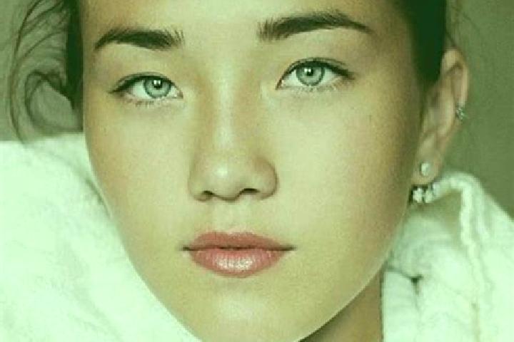 Mia, 31, a chestnut grey-eyed caucasian companion based in Jiaqiao. Offering CIM, OWO. Available for incall and outcall, overnight bookings available.