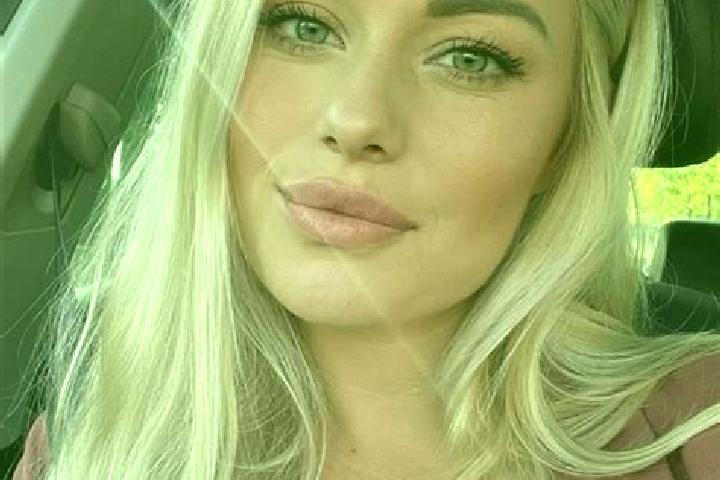 Mia, 33, a blonde hazel-eyed ebony companion based in Roma. Offering Massage, BDSM, Duos. Available for incall and outcall, day and evening dates.