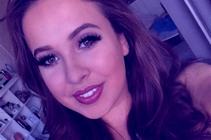 Mila, 27, a auburn amber-eyed mixed companion based in Hulda. Offering Striptease, A-Level, Massage. Available for incall and outcall, day and evening dates.