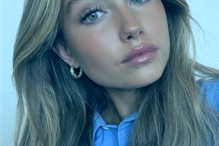 Mila, 36, a dark blonde green-eyed caribbean companion based in Wales. Offering Massage, Dinner Date, Deep French Kissing, Duos, Party Girl. Available for in...