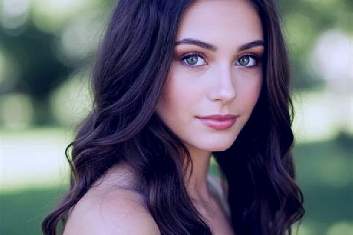 Mila, 38, a brunette hazel-eyed slavic companion based in Sobradelo. Offering Dinner Date, OWO, Erotic Massage. Available for incall and outcall, overnight b...