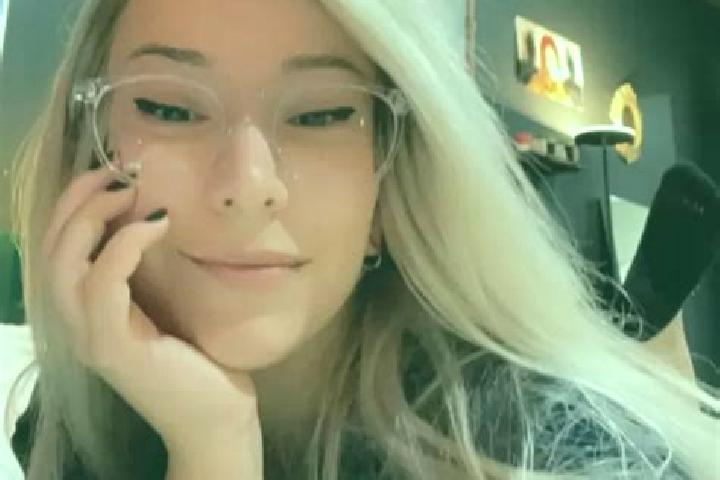 Naomi, 20, a blonde green-eyed slavic companion based in Castelnuovo Bozzente. Offering Striptease, A-Level, GFE. Available for incall and outcall, overnight...