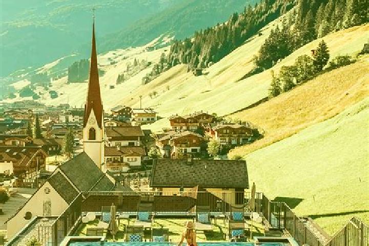 Naomi, 22 — Escort in Hall in Tirol, Austria