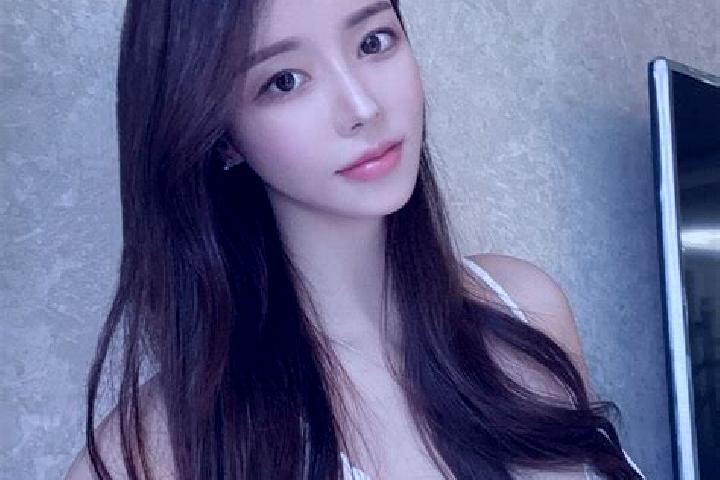 Naomi, 22 — Escort in Huangma, China