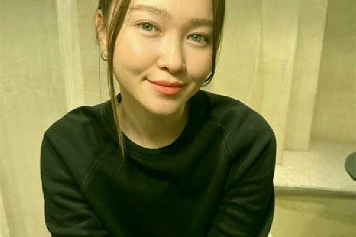 Naomi, 25, a dark blonde blue-eyed asian companion based in Cassaro. Offering GFE, Erotic Massage, Fetish. Available for incall and outcall, day and evening ...