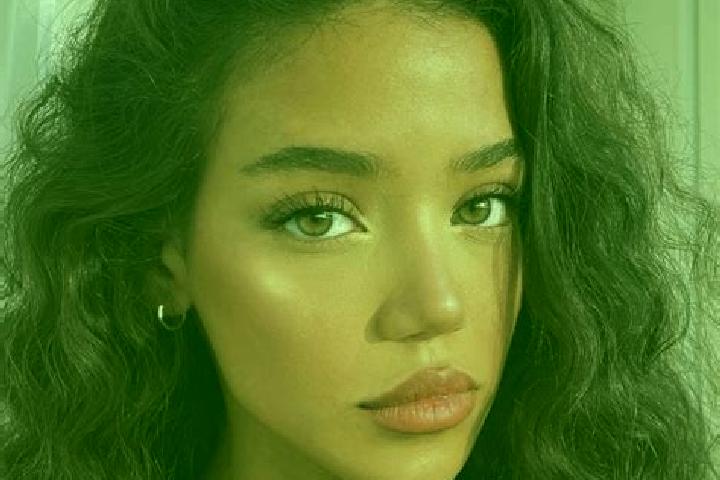 Naomi, 26, a black brown-eyed caucasian companion based in Baray. Offering Party Girl, Couples, Duos. Available for incall and outcall, day and evening dates.