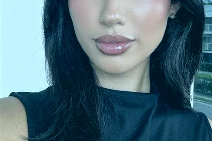 Naomi, 26 — Escort in Merii Petchii, Romania