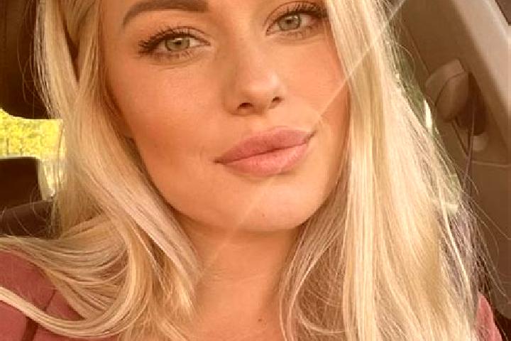 Naomi, 38, a blonde hazel-eyed slavic companion based in Ostra. Offering 69, Massage, Duos, GFE. Available for incall and outcall, day and evening dates.