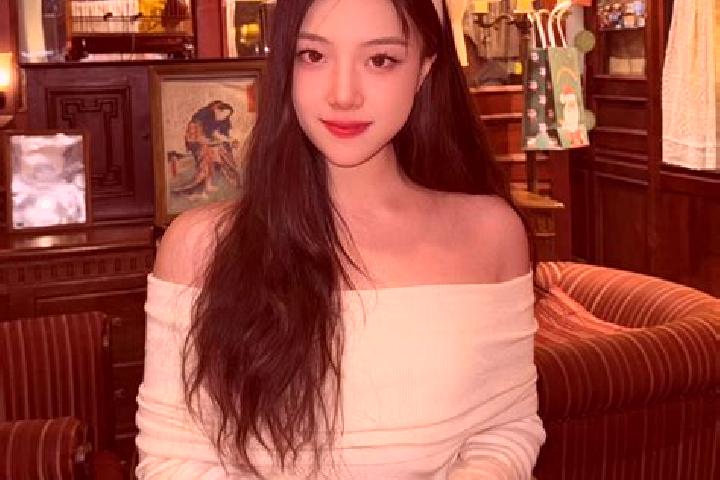 Natalie, 21 — Escort in Qimeng, China