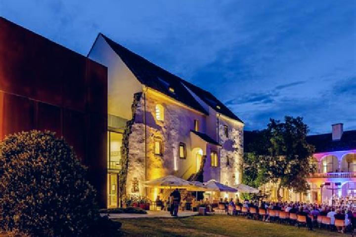 Natalie, 22 — Escort in Hofstaetten an der Raab, Austria