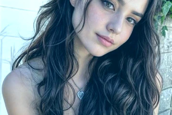 Natalie, 25, a auburn hazel-eyed caucasian companion based in Fornace-Torribina. Offering Deep French Kissing, Prostate Massage, Travel Companion, Girlfriend...