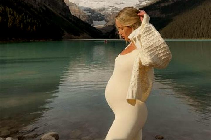 Natalie, 37 — Escort in Noonan, Canada
