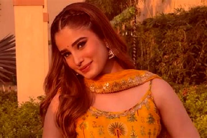 Nora, 20 — Escort in Tandoni, India