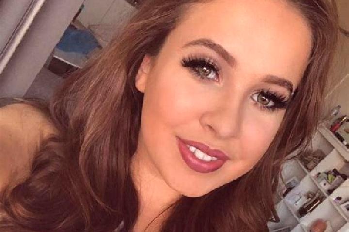 Nora, 24, a auburn green-eyed latina companion based in Dettingen an der Erms. Offering CIM, Striptease, Dinner Date. Available for incall and outcall, overn...