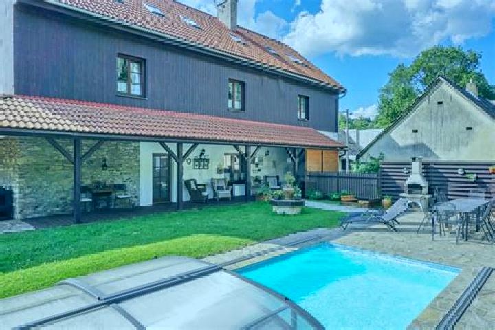 Nora, 24 — Escort in Jimramov, Czech Republic