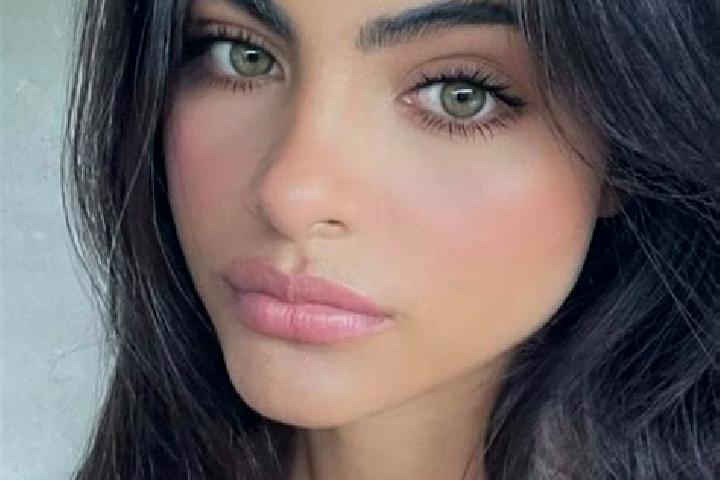 Nora, 30, a auburn amber-eyed indian companion based in Barbaira. Offering OWO, BDSM, Dinner Date. Available for incall and outcall, day and evening dates.