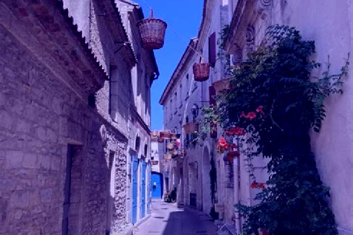Nora, 33 — Escort in Vallabregues, France
