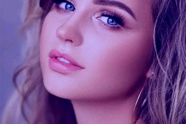 Nora, 37, a dark blonde blue-eyed mediterranean companion based in Dezanovac. Offering Striptease, Massage, BDSM, OWO, Girlfriend Experience. Available for i...
