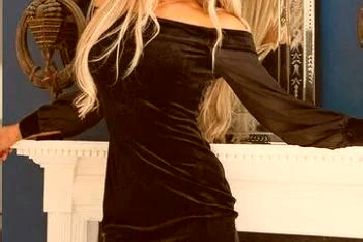 Nora, 37 — Escort in England, United States