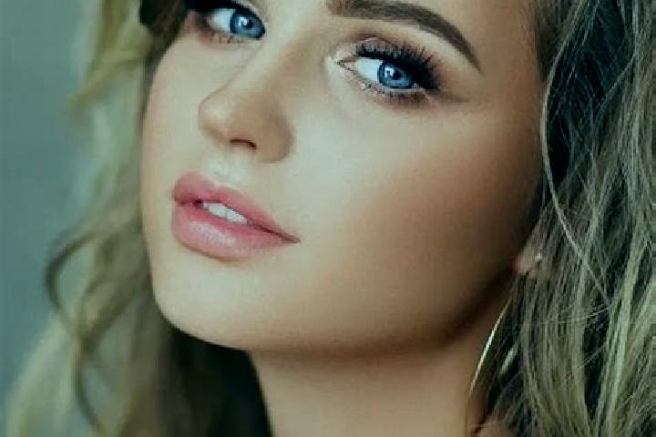 Nova, 20, a dark blonde blue-eyed indian companion based in Rezaabad-e Sufian. Offering Party Girl, Prostate Massage, Erotic Massage, Travel Companion, Duos....