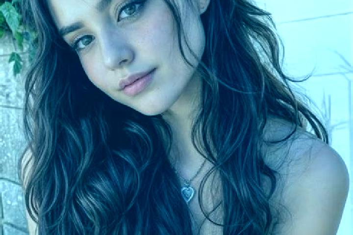 Nova, 23, a auburn brown-eyed european companion based in Connaught Heights. Offering Roleplay, Couples, A-Level, Party Girl. Available for incall and outcal...