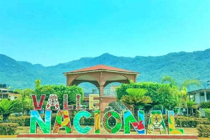 Olivia, 24, a auburn amber-eyed caucasian companion based in San Juan Bautista Valle Nacional. Offering Overnight, Dinner Date, Travel Companion, A-Level. Av...