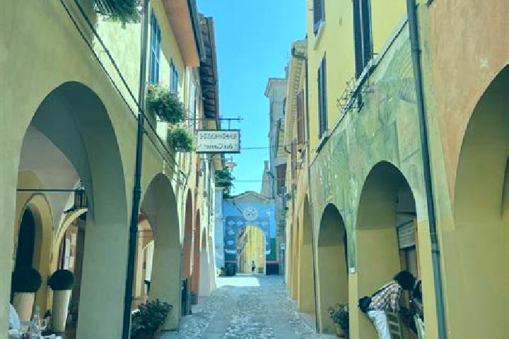 Olivia, 30 — Escort in Dozza, Italy