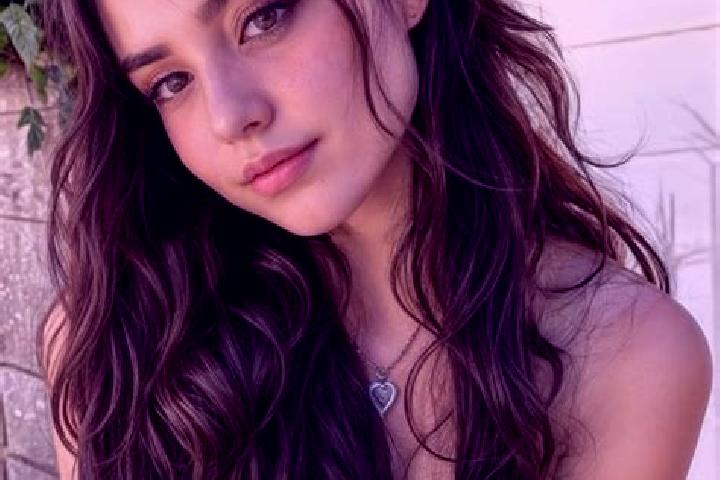 Penelope, 25, a auburn hazel-eyed latina companion based in Pradamano. Offering Massage, BDSM, Prostate Massage, Dinner Date. Available for incall and outcal...