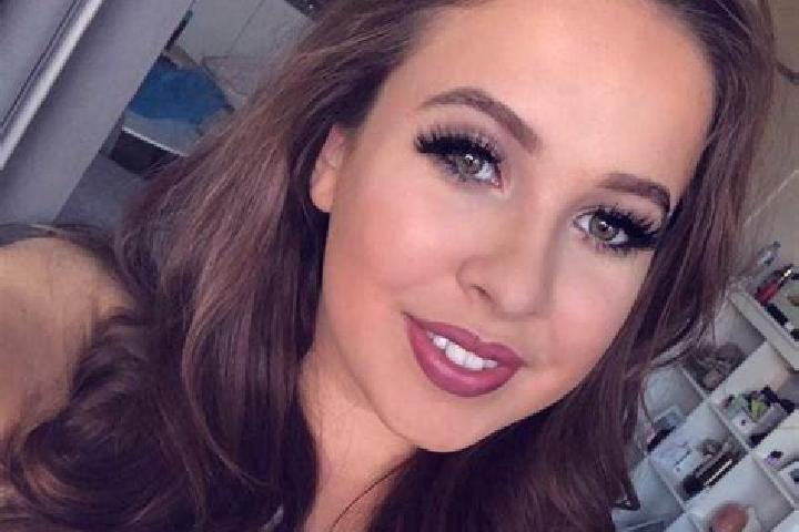 Penelope, 26, a red grey-eyed mediterranean companion based in Reijmerstok. Offering Striptease, A-Level, Dinner Date, Erotic Massage, Girlfriend Experience....