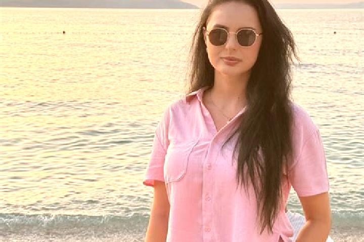 Penelope, 27 — Escort in Ciuchici, Romania