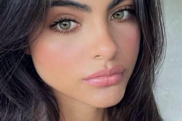 Penelope, 32, a brunette green-eyed middle eastern companion based in Cessalto. Offering Domination, Party Girl, Travel Companion, Deep French Kissing, Coupl...