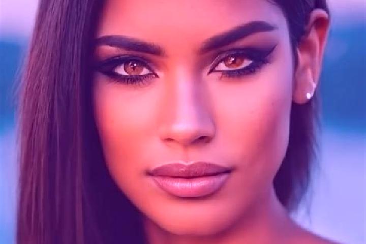 Penelope, 37, a red amber-eyed latina companion based in Zehetner. Offering Party Girl, Travel Companion, Massage. Available for incall and outcall, day and ...