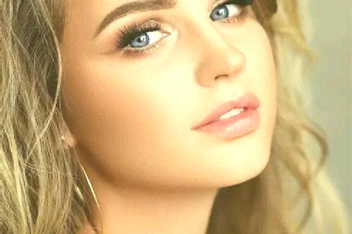 Piper, 24, a dark blonde blue-eyed mediterranean companion based in Wilmette. Offering A-Level, Couples, Erotic Massage, Duos. Available for incall and outca...