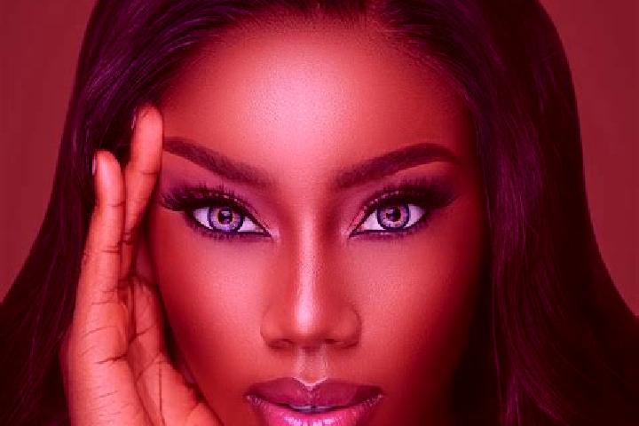 Piper, 24, a red blue-eyed ebony companion based in Mengzi. Offering Dinner Date, Tantra. Available for incall and outcall, day and evening dates.