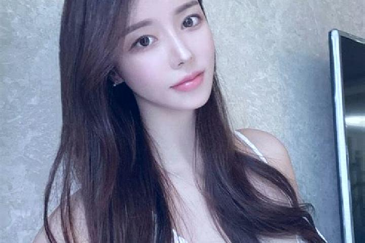 Quinn, 22 — Escort in Dahutong, China