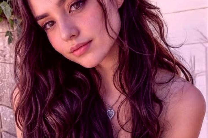 Quinn, 23, a brunette hazel-eyed slavic companion based in Dignago. Offering OWO, Fetish, Duos. Available for incall and outcall, overnight bookings available.