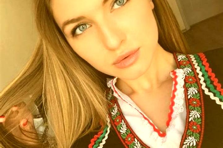 Quinn, 25, a blonde green-eyed slavic companion based in Bollate. Offering BDSM, Massage, A-Level. Available for incall and outcall, overnight bookings avail...