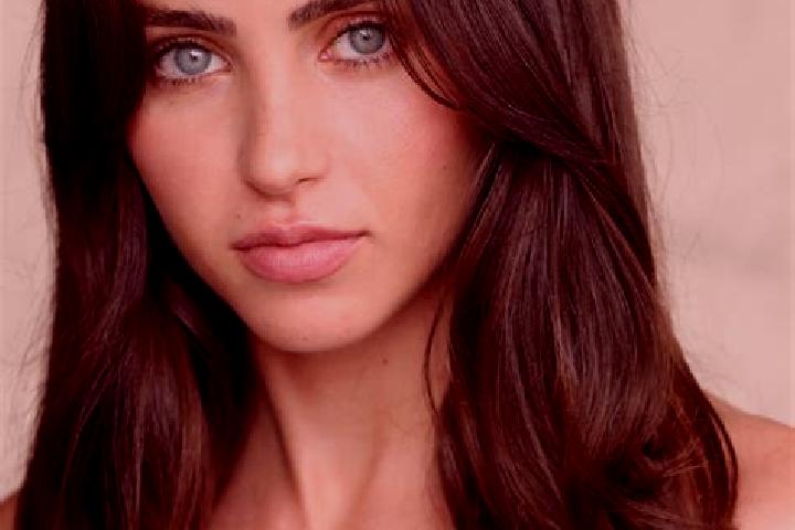 Quinn, 32, a auburn brown-eyed latina companion based in Ponoarele. Offering 69, Roleplay, Duos. Available for incall and outcall, day and evening dates.