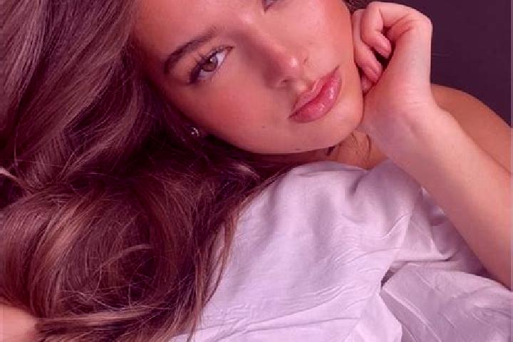 Riley, 21, a chestnut grey-eyed latina companion based in Coulanges-sur-Yonne. Offering Overnight, Couples, BDSM, Roleplay, Tantra. Available for incall and ...