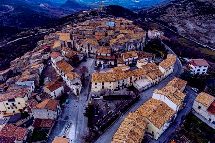 Riley, 24 — Escort in Castelvecchio Calvisio, Italy