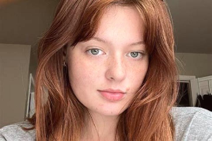 Riley, 29, a red green-eyed european companion based in Kerensheide. Offering Fetish, Tantra, Massage. Available for incall and outcall, day and evening dates.